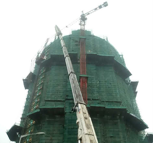 白碱滩吊车在工地上作业